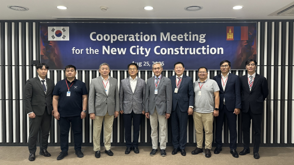 최형욱 행복청 시설사업국장(왼쪽에서 네 번째)과 후렐바타르 남다와 몽골 대통령 수석보좌관(왼쪽에서 세 번째) 등 몽골 방문단이 면담 후 기념촬영