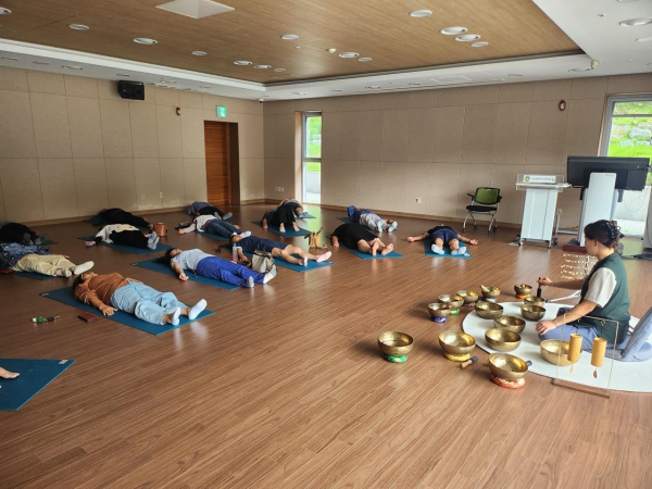 산불 피해 주민들이 국립산림치유원에서 산림치유 프로그램(싱잉볼 명상)을 체험하고 있다.