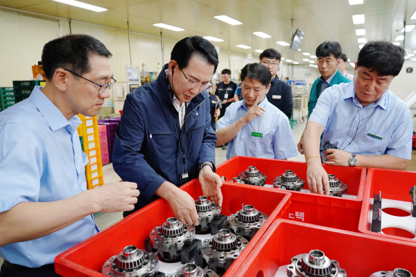 이완섭 서산시장이 26일 음암면에 있는 자동차 기업 현장을 방문해 애로사항을 청취했다.(대일이노텍)