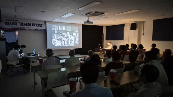 지난 26일 소원면 파도리 파도어촌계복지회관에서 진행된 영화치유 프로그램 모습.