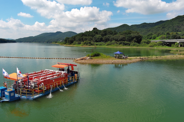 충북 청주시 상당구 문의면에 있는 문의취수탑 인근 녹조 제거작업 현장의 모습.