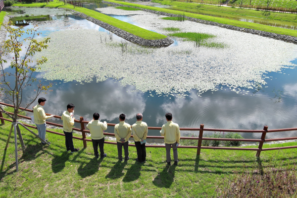 윤석대 한국수자원공사 사장(사진 왼쪽 세 번째)이 대청댐 상류에 있는 비점오염저감시설인 품곡천 인공습지(충북 청주시 문의면 미천리 및 상장리 소재)를 찾아 운영현황을 살펴보고 있다.