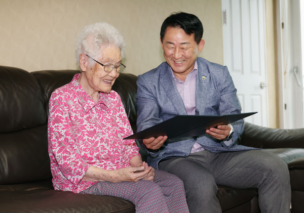 지난 26일 서철모 서구청장 100세 맞이 어르신 선물 전달 장면