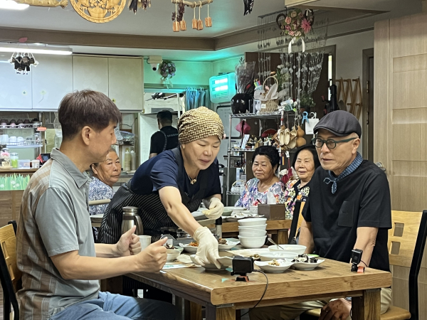 식객 허영만의 백반기행 콩 요리 전문점 촬영 모습.