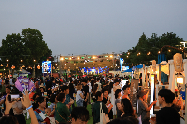 지난해 개최된 ‘2024 유성재즈&맥주페스타’에서 행사 참여자들이 맥주를 즐기기 위해 브루어리에서 줄을 서고 있다.