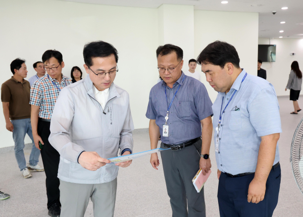 박희조 동구청장, 인동 국민체육센터 개관 전 현장 점검 모습