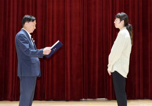 2025년 상반기 적극행정 우수공무원 시상 모습