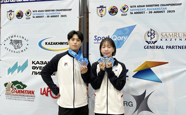 2025 ASC 심켄트 아시아사격선수권대회에서 메달 획득을 기념했다.(왼쪽 방재현, 오른쪽 이은서 선수)