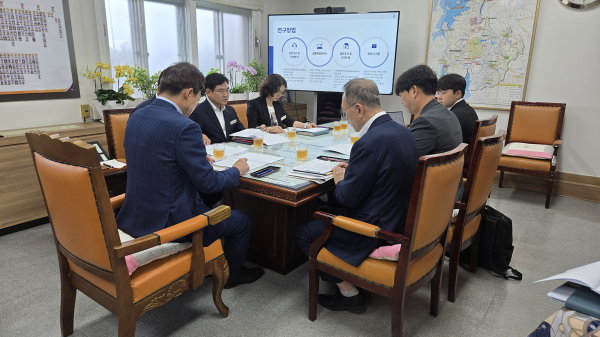 1일, 시청 부시장실에서 진행된 청소년정책 발전 방향 수립을 위한 연구용역 착수보고회 개최 모습