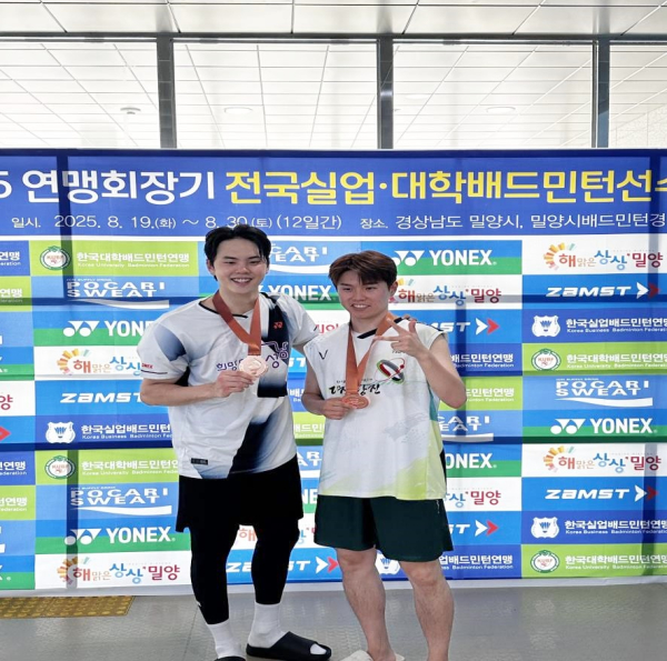 전국실업·대학배드민턴선수권대회 남자단식 3위 당진시청 정민선 선수(우측)