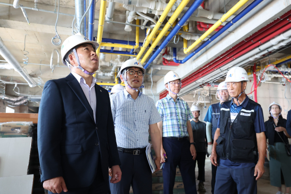 장영실고에서 설비를 확인하고 있는 교육감 권한대행 천범산 부교육감