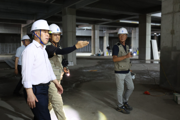 복합업무지원센터에서 교육감 권한대행 천범산 부교육감이 시공에 대한 설명을 듣고 있는 모습