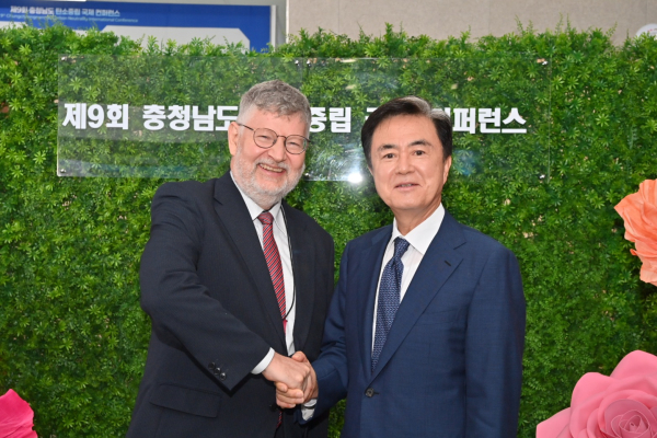 김태흠 충남도지사가 이번 콘퍼런스에 국외 인사 축사자로 참여한 외른 바이써트 주한독일부대사와 기념 촬영을 하고 있