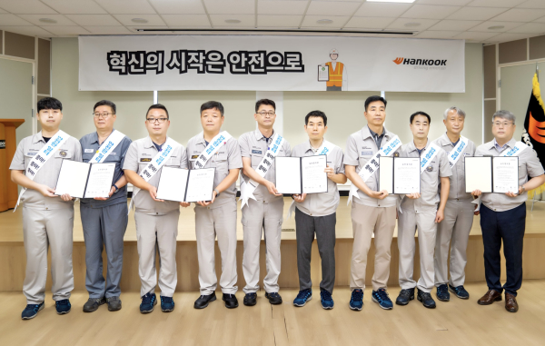 (우측 다섯 번째, 일곱 번째) 한국타이어앤테크놀로지 대표이사 안종선 사장 및 한국노총 한국타이어앤테크놀로지노동조합 현복환 위원장 등 노사 관계자 결의문 서명 기념 촬영