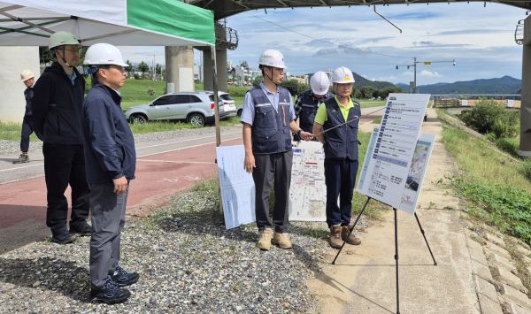 강주엽 행복청장(앞줄 왼쪽에서 첫번째)이 공주 제2금강교 공사현장을 방문하여 안전관리 실태를 점검하고 있다.