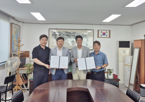 한국외식업중앙회 대전광역시지회와 외식업 종사자 회원들의 건강증진을 위한 업무협약 체결 모습