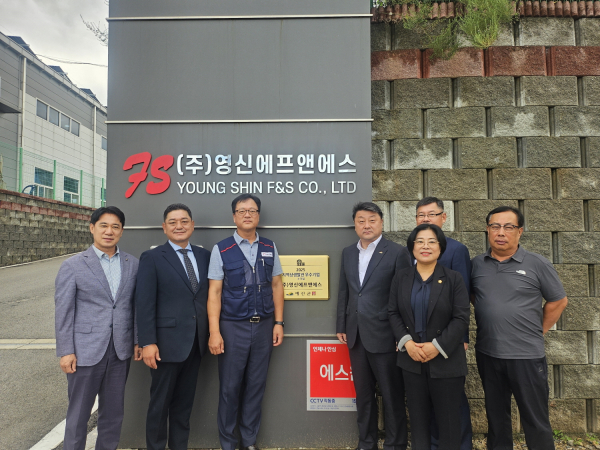 2.김택중 부군수 현판 전달 및 기념촬영 모습(영신에프엔에스)