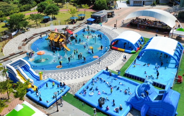 유성구 동화울수변공원 물놀이장에서 어린이와 가족 단위 방문객들이 물놀이를 즐기고 있다