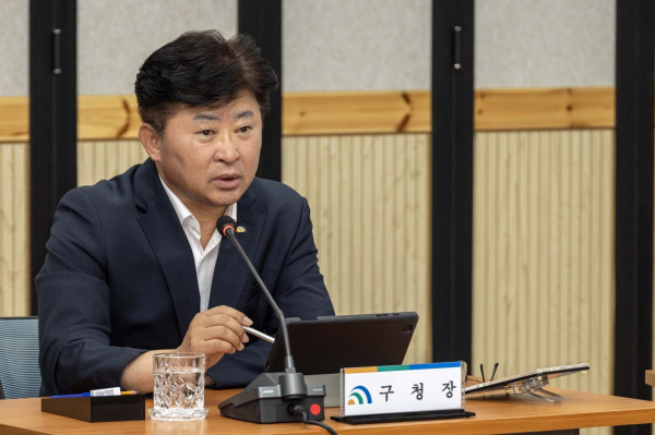 최충규 대덕구청장이 3일 구청 대회의실에서 열린 확대간부회의에서 발언하고 있다.