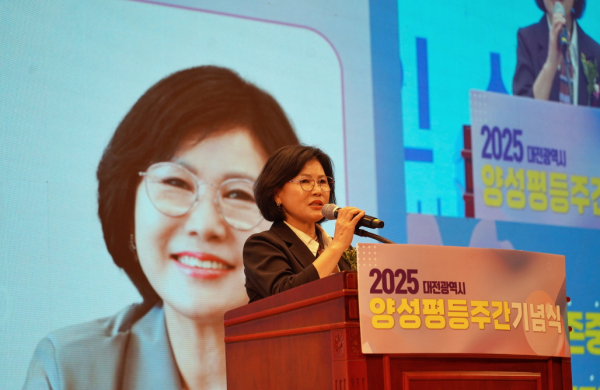 김인식 원장이 2025년 양성평등주간 기념식에서 개회사를 하고 있다.