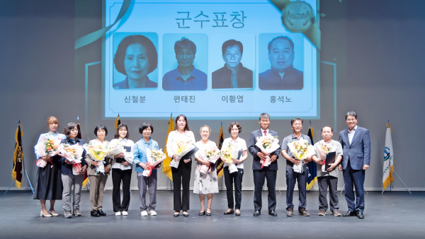 지난 3일, 김돈곤 군수과 청양군 양성평등주간 기념행사 유공자들의 단체 사진