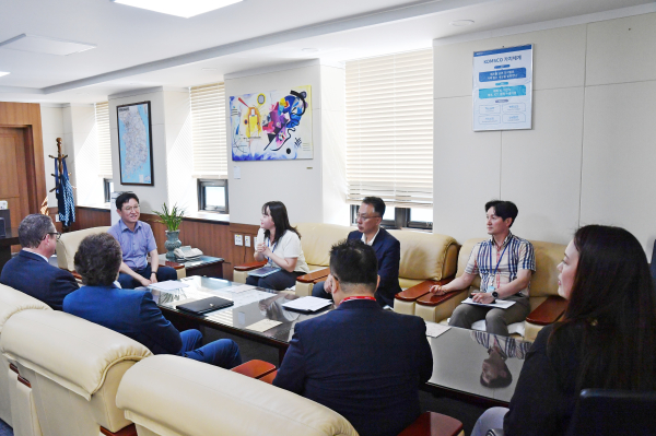 성창훈 사장(왼쪽)과  SICPA 관계자들이 대전 본사를 방문해 협력방안을 논의하고 있다.