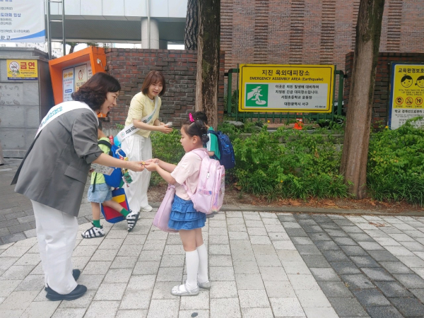 아이먼저 캠페인(홍보물 배부 모습 사진)