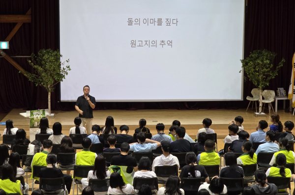 지난 5일 국립횡성숲체원(강원도 횡성군)에서 열린 ‘현대 산림문학 책 이야기 한마당’에서 시인 이정록 작가가 강연을 하고 있다.