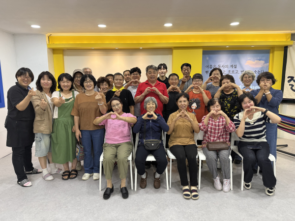 지난 8일, 주민들이 ‘삼삼오오 중간워크숍’에 참여 후 단체사진을 찍고 있다.