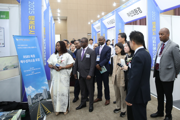 행복청 관계자와 주요내빈·주한대사가 전시회 부스를 관람하고 있다