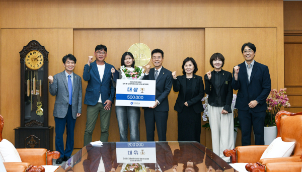 2025학년도 전국 중·고등학생 디자인·만화 실기대회'에서 대상을 받은 유고은 학생(왼쪽에서 세번째)이 백석대 관계자들과 기념촬영