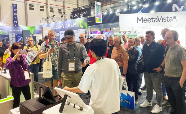 독일 베를린 IFA 2025 참가기업인 디지털센트의 부스를 둘러보는 참관객 및 바이어들 모습