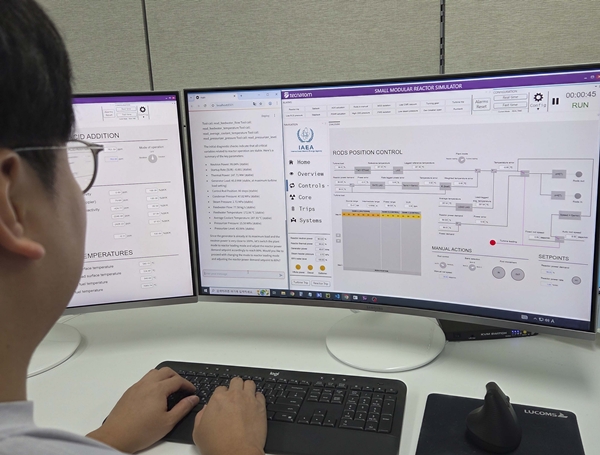 원자로 운전 지원을 위한 에이전트를 이용하여 원자로의 출력을 감소시키는 실험을 진행하고 있다.