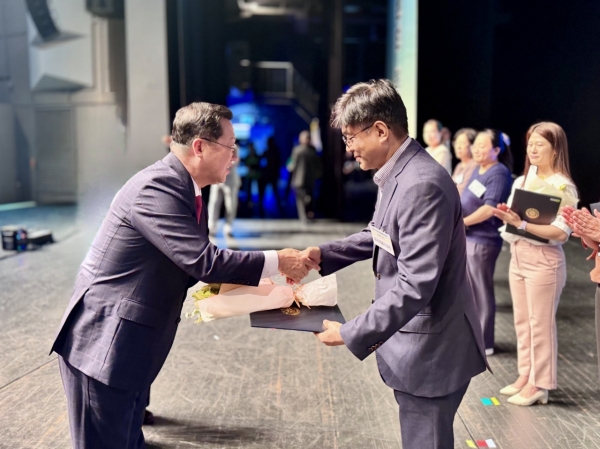 2025 대전사회복지대회에서 ‘사회복지 유공자부분’ 대전광역시장상 수상 모습