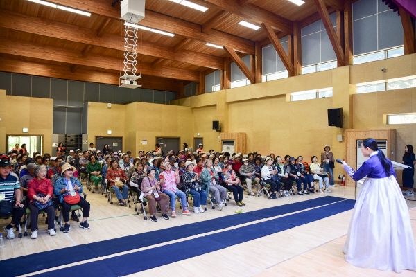 12일, 한국산림복지진흥원 국립춘천숲체원에서 강원지역 청년예술인 단체‘스트링즈’가 숙박고객을 대상으로 국악 공연을 하고 있다.