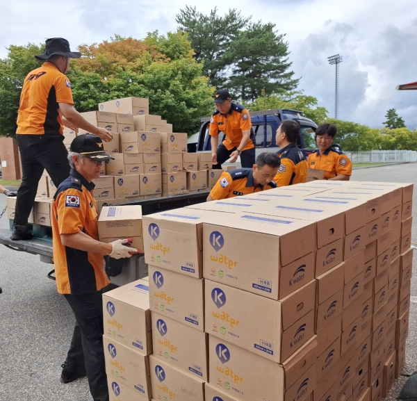 9월 2일 강원도 강릉시 강북공설운동장에 병입 수돗물이 지원되고 있는 모습.