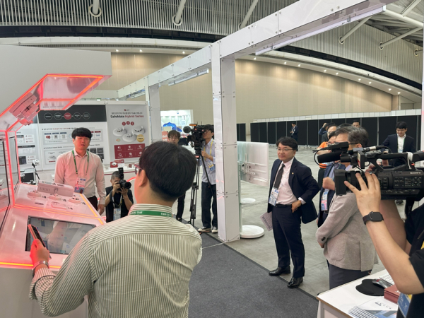 지난 7월에 열린 APEC 2025 부대행사 전시회에서 김광용 행정안전부 재난안전관리본부장이 엘디티(LDT) 부스를 방문해 AIoT 기반 화재 감지 솔루션 ‘SafeMate’ 제품 시연을 지켜보고 있다. / 사진=엘디티 제공