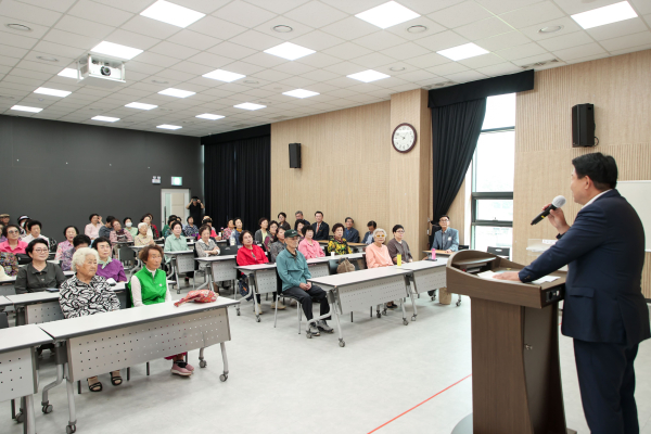 오성환 당진시장, 동부노인대학 특강 진행 모습