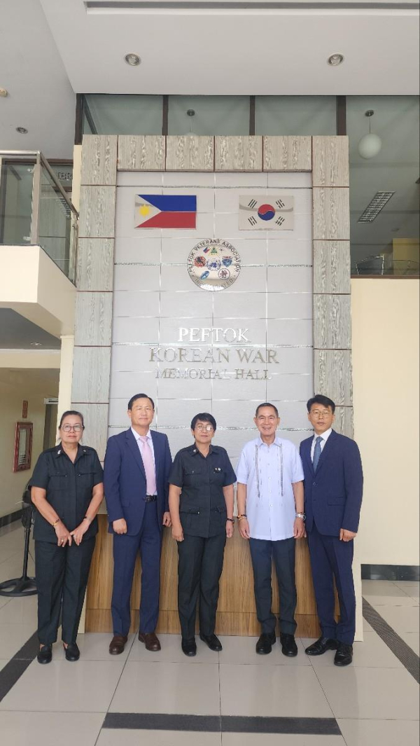 계룡시문화관광재단 나웅열 총괄부장 등 관계관이 지난 5월 필리핀 한국전 참전용사협회를 방문한 모습. 당시 보훈부 차관(레이날도 마파구), 참전용사협회장(조베나 다마센) 등 관계자들을 만나  6.25 참전용사들을 ‘2025계룡軍문화축제’에 초청하기 위한 상호 의견을 교환했다.