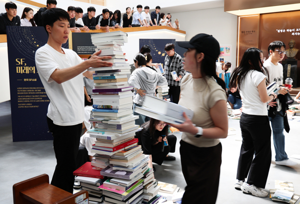 2025 SCH도서전 ‘SF, 미래의 서재‘ 개막식에서 학생들이 기증도서를 활용해 책 탑쌓기 이벤트에 참여하고 있다.