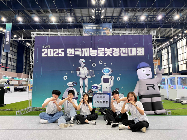 한국지능로봇경진대회에서 우수상을 수상한 한국기술교육대 메카트로닉스공학부 가제트 팀 학생들