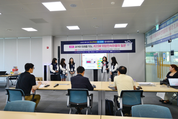 참가학생(중등부)들이 작품을 발표하고 있다