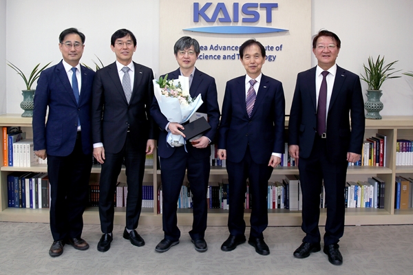 (왼쪽부터)김대수 생명과학기술대학장,이균민 교학부총장, 김진수 교수, 이광형 총장, 이상엽 연구부총장