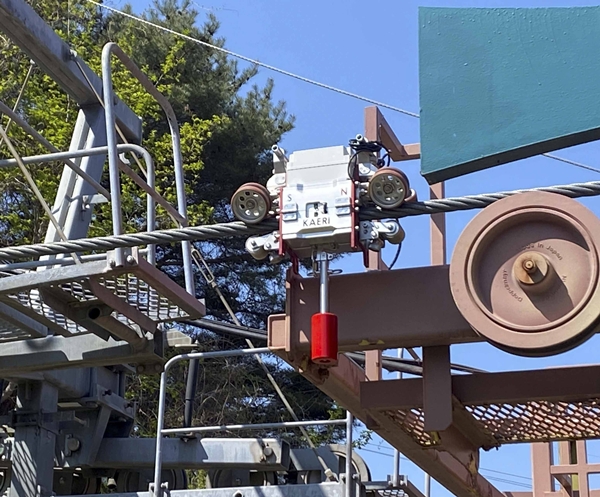 한국원자력연구원 ‘로프 닥터’(Rope Dr.)를 이용하여 와이어로프를 검사하고 있다.