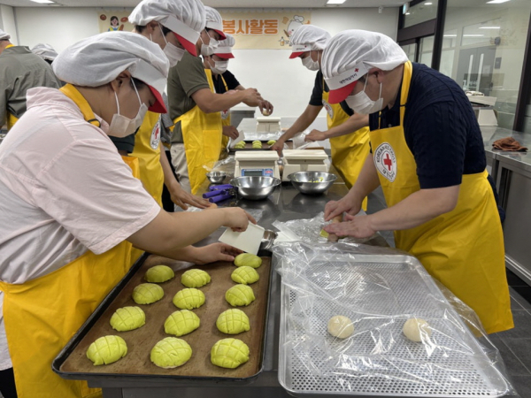 ‘사랑의 빵나눔 봉사활동’ 진행 모습