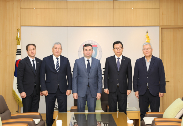 기념촬영 사진(좌측 두번째 부터 사나예프 볼리딘 엘라모노비치 부의장, 루스탐 이사예브 부대사, 문성제 총장, 최창하 부총장)