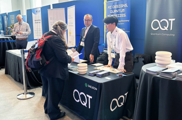 퀀텀 월드 콩그레스 2025에 참가해 상담 중인 대전 기업 QQT