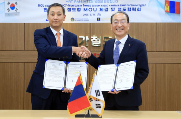 이성해 국가철도공단 이사장(오른쪽)과 아르토르 빔 바요(ARTUR BYAMBA-YU) 몽골 철도청장(왼쪽)이 18일 철도 분야 협력 양해각서(MOU)를 체결한 후 기념촬영