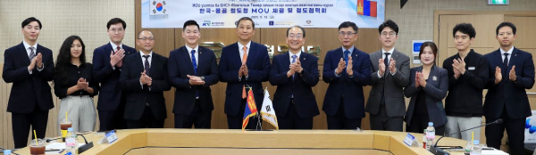 이성해 국가철도공단 이사장(오른쪽 여섯번째)과 아르토르 빔 바요(ARTUR BYAMBA-YU) 몽골 철도청장(왼쪽 여섯번째)이 18일(목) 철도 분야 협력 양해각서(MOU)를 체결한 후 관계자들과 함께 기념촬영을 하고 있다.