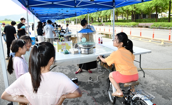 대전 공공자전거 타슈와 유아용 자전거로 솜사탕 만들기 부스를 체험하는 아이.<br>